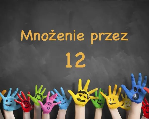 Kolorowe dłonie dzieci z uśmiechniętymi buźkami na tle tablicy z napisem "Mnożenie przez 12".