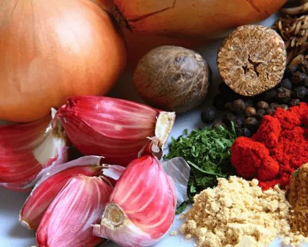 Cebollas, ajos rosados y especias como pimentón y comino, algunos de los alimentos ricos en quercetina para una dieta saludable.