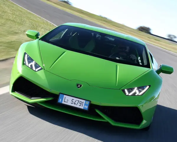 Zielony Lamborghini Huracan na torze wyścigowym. Sprawdź, jaka jest aktualna lamborghini huracan cena i możliwości tego cacka.