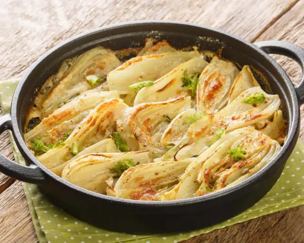 Finocchi in padella, dorati e profumati, pronti per essere gustati.
