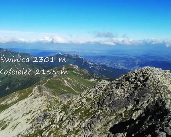 Widok na góry, Świnica 2301 m i Kościelec 2155 m, w Tatrach.