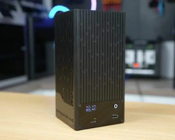 Svart, vertikalt fläktat chassi för en Raspberry Pi NAS med en liten display och USB-portar på framsidan.