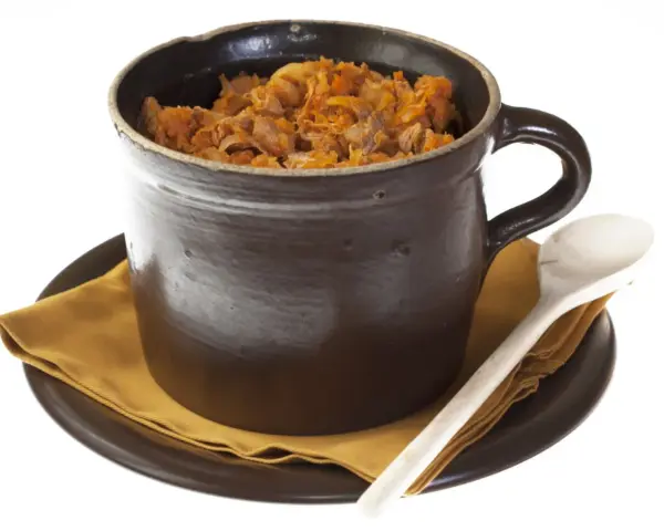 Tradycyjny bigos w glinianym naczyniu, gotowy do spożycia. Zastanawiasz się nad bigos kcal?