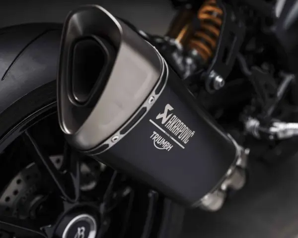 Wydech Akrapovič z logo Triumph. Zastanawiasz się, ile decybeli może mieć auto? Ten motocykl z pewnością doda mocy wrażeniom.