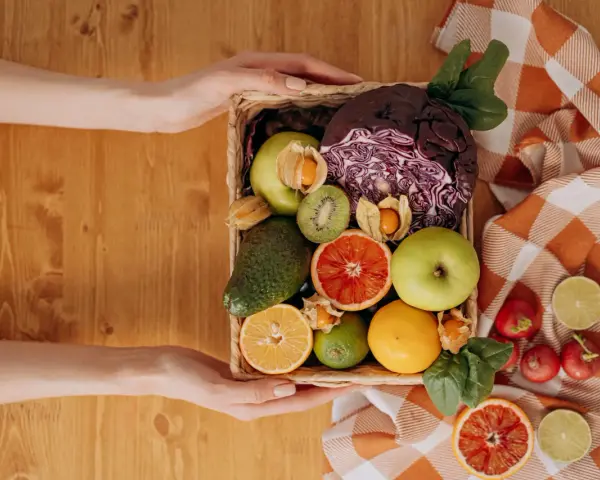 Kosz owoców i warzyw: czerwona kapusta, awokado, kiwi, jabłka, cytrusy, szpinak. Zdrowa dieta pomoże Ci jak obniżyć ciśnienie.