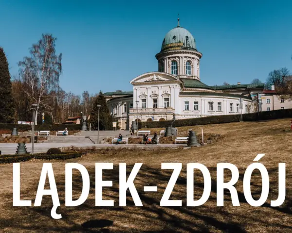 Piękny budynek uzdrowiskowy w Lądku-Zdroju. Warto zobaczyć lądek-zdrój atrakcje po czeskiej stronie, choć to zdjęcie pokazuje polską stronę.