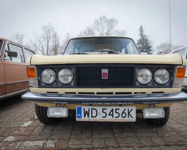 Kremowy Fiat 125p z polską tablicą rejestracyjną WD 5456K.