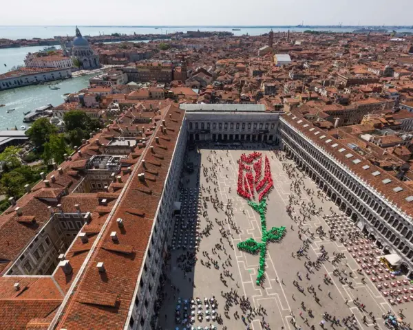 Venezia celebra il giorno di San Marco con una gigantesca rosa umana rossa e verde in Piazza San Marco.