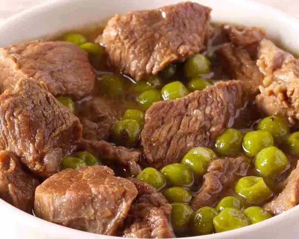 Un saporito spezzatino con piselli, un classico piatto italiano che scalda il cuore e il palato.