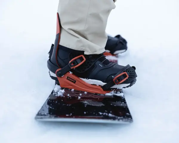 Snowboarder gotowy do jazdy. Sprawdźcie snowboarding terminarz i wyniki, by kibicować najlepszym!