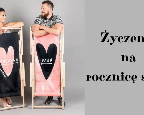 Para zakochanych przy leżakach z sercami. Idealne śmieszne życzenia na rocznicę ślubu dla Barbary i Jacusa.