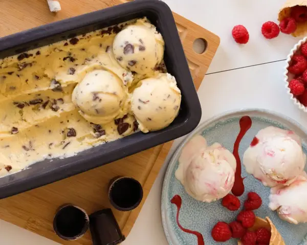 Pyszne domowe lody czekoladowe i malinowe, gotowe do podania. Idealne na upalne dni!
