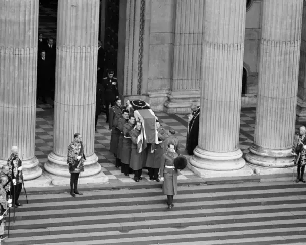 Porteurs militaires transportent le cercueil de Winston Churchill, un événement marquant la fin de sa vie, de quoi est mort Winston Churchill ? La question reste.