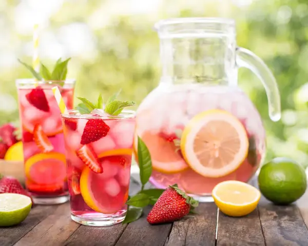 Sommarfestens höjdpunkt: en uppfriskande bål med jordgubbar, citron och mynta. Ett perfekt bål recept för varma dagar.