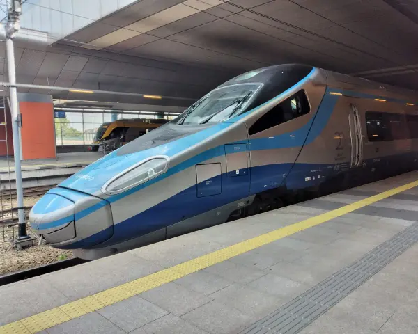 Nowoczesny pociąg Pendolino na peronie, gotowy do podróży do Zakopanego.