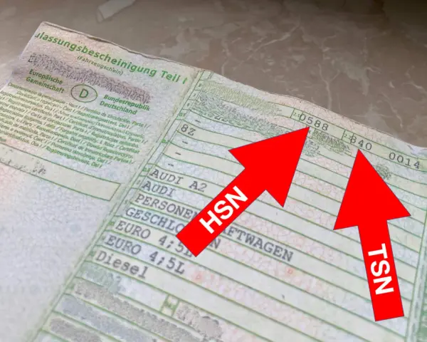 Fahrzeugschein mit HSN und TSN, um das Auto zu identifizieren.