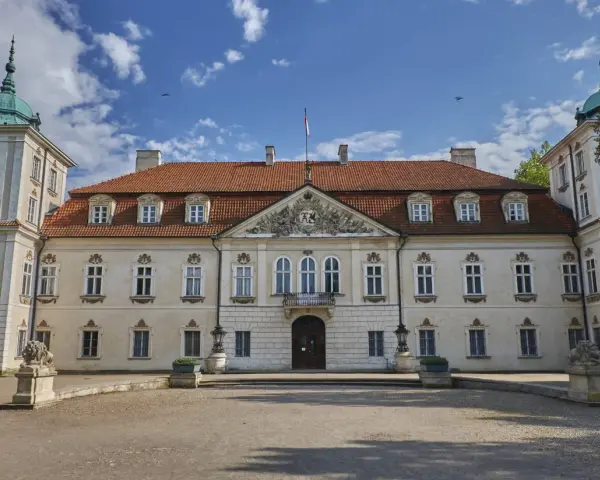 Pałac w Nieborowie, z jego barokową architekturą i zielonymi kopułami, kryje wiele ciekawostek.