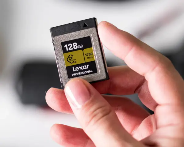 Dłoń trzyma kartę pamięci Lexar 128GB CFexpress B. To nie jest karta pamięci U3 czy U1, lecz profesjonalny nośnik danych.