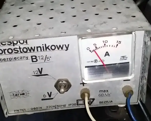 Kiedy akumulator jest naładowany? Rozpoznaj sygnały prostownika!