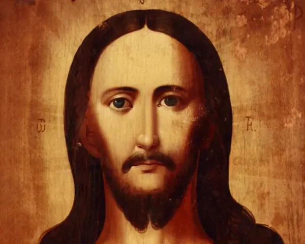 Ikone des Sohnes Gottes mit ernstem Blick und langen Haaren.