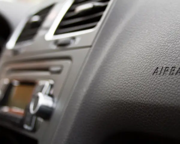 Armaturenbrett mit Lüftungsschlitzen und dem Schriftzug AIRBAG. Hier sieht man, wie man den beifahrer airbag ausschalten kann.