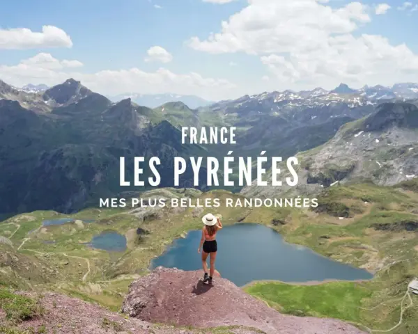 Vue panoramique des Pyrénées, avec des lacs d'altitude et une randonneuse. Parfait pour une randonnée boucle 4 jours Pyrénées.
