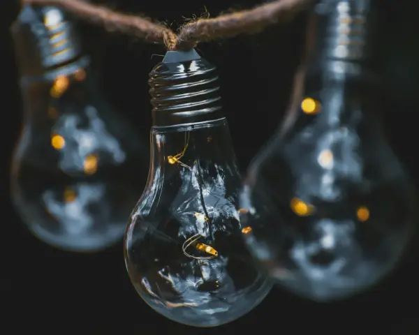 Wiszące żarówki z małymi diodami LED w środku. Czy światło LED jest szkodliwe dla oczu?