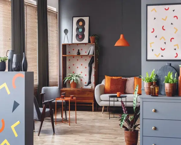 Nowoczesny salon z kanapą, fotelami i dekoracjami w kolorze morelowym.