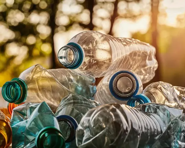 Stos plastikowych butelek czeka na recykling. Czy system kaucyjny za odpady budowlane na działce zostanie wprowadzony w 2026?