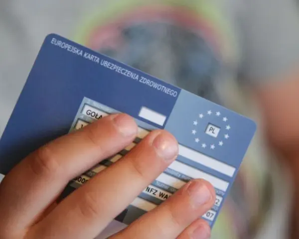Karta EKUZ daje dostęp do niezbędnej opieki medycznej podczas podróży po Europie.