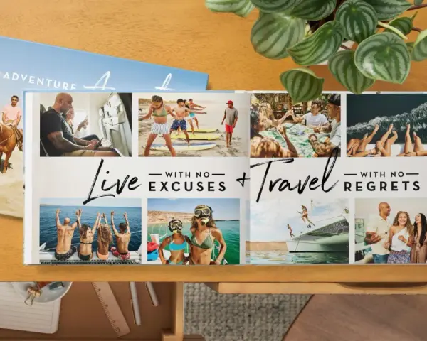 Otwarty album ze zdjęciami z podróży, z cytatami "Live with no excuses + Travel with no regrets". Idealne wspomnienia cytaty do albumu ze zdjęciami.