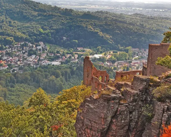 Ruiny zamku górują nad miasteczkiem w Baden-Baden, Niemcy. Wspaniały widok na zielone wzgórza i zabudowania.
