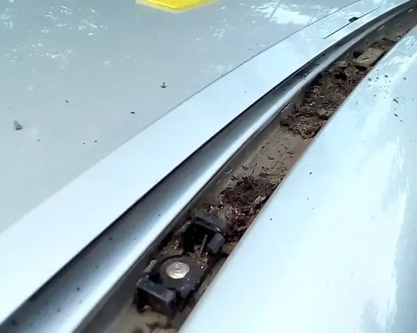 Jak zdjąć listwy dachowe Opel Astra H bez uszkodzeń - krok po kroku