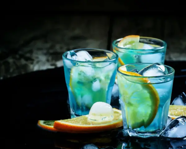 Drinki z Blue Curacao: 10+ przepisów na lazurowe hity i mocktaile