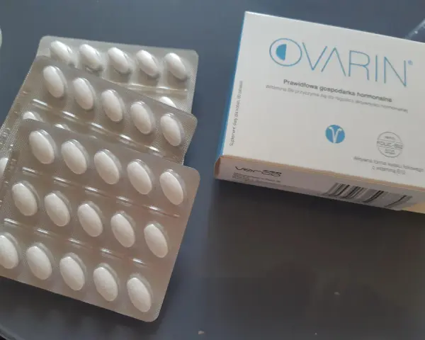 Opakowanie i blistry z tabletkami Ovarin. Witamina B6 wspiera gospodarkę hormonalną.