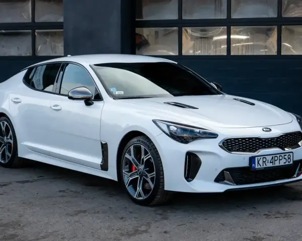Biała Kia Stinger 3.3 prezentuje się dynamicznie. Zastanawiasz się nad jej spalaniem?