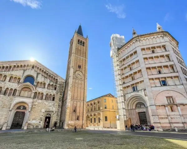 Piazza del Duomo a Parma, con il Battistero, il Duomo e il Campanile. Un luogo perfetto per visitare Parma e ammirare l'architettura romanica.