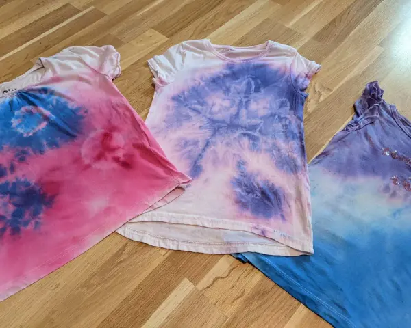 Batik-Shirts in Rosa, Lila und Blau, perfekt für das Batiken mit Kindern. Jedes Stück ein Unikat!