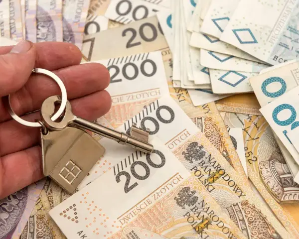 Klucz do domu na stosie banknotów 200 zł. Poznaj sekrety negocjacji z bankiem, jak obniżyć marżę kredytu hipotecznego w marcu 2026.