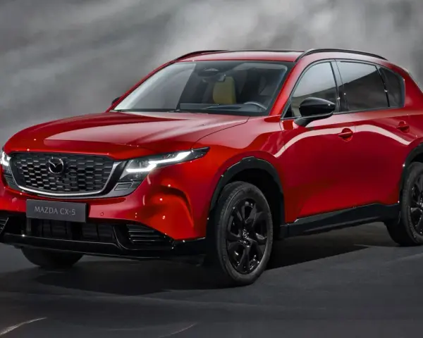 Czerwony Mazda CX-5, jeden z wielu stylowych japońskich samochodów, prezentuje się elegancko na ciemnym tle.