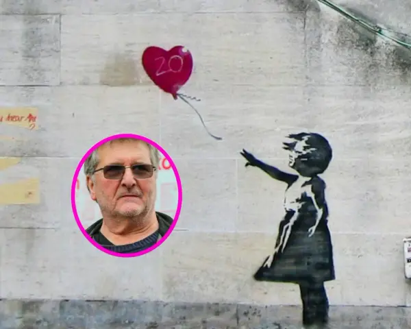 Visage de l'artiste Banksy superposé à son œuvre iconique "Girl with Balloon".