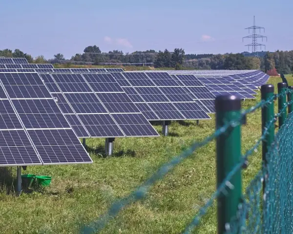 Campo de paneles solares capturando la luz del sol, demostrando las ventajas de la energía solar para un futuro sostenible.