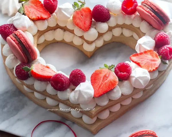 Cuore di biscotto con crema chantilly, fragole, lamponi e macarons. Una deliziosa cream tart senza lattosio, perfetta per San Valentino.
