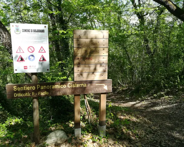 Sentiero Panoramico Cisterna, nel Comune di Bolognano. Segnaletica con indicazioni e pericoli.