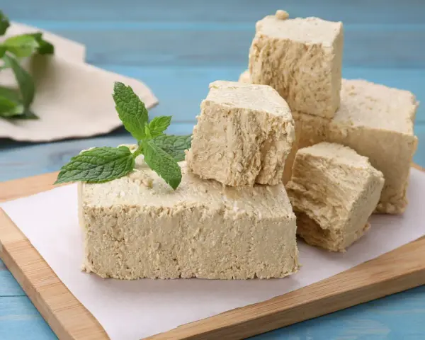 Pyszna chałwa na desce, idealna do domowego chałwa przepis. Świeża mięta dodaje aromatu.