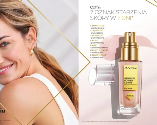 Uśmiechnięta kobieta obok buteleczki serum Avon Anew z Protinolem.