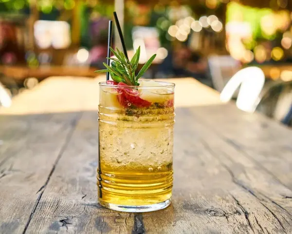 Orzeźwiający gin pomarańczowy z plasterkami owoców i rozmarynem. Idealny na letnie popołudnie.