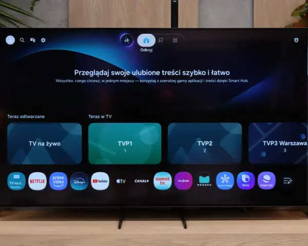 Telewizor z interfejsem Smart Hub. Widoczne aplikacje: TVP1, TVP2, Netflix, Prime Video, Disney+, YouTube.