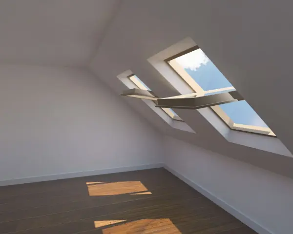 Luce solare entra da una finestra nel tetto, illuminando un pavimento in legno.