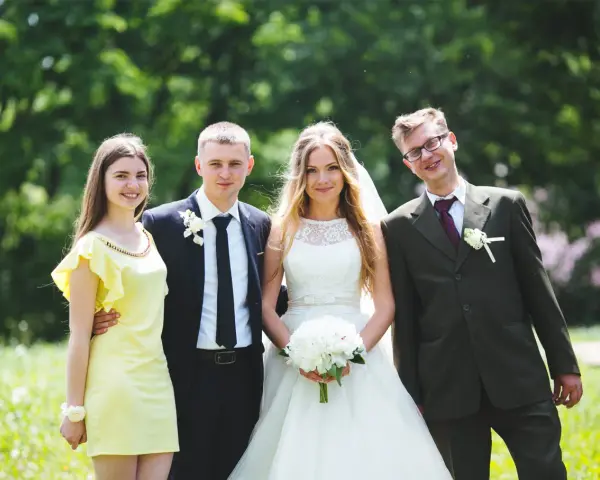 Para ślubna z dwoma świadkami, którzy towarzyszyli im na ślubie cywilnym.